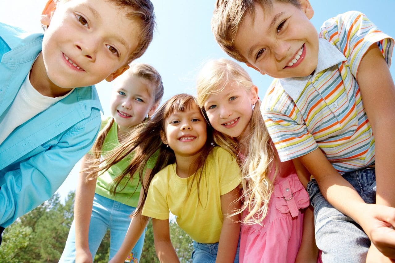 grupo de ninos sonriendo grupo de niños sonriendo - odontopediatra