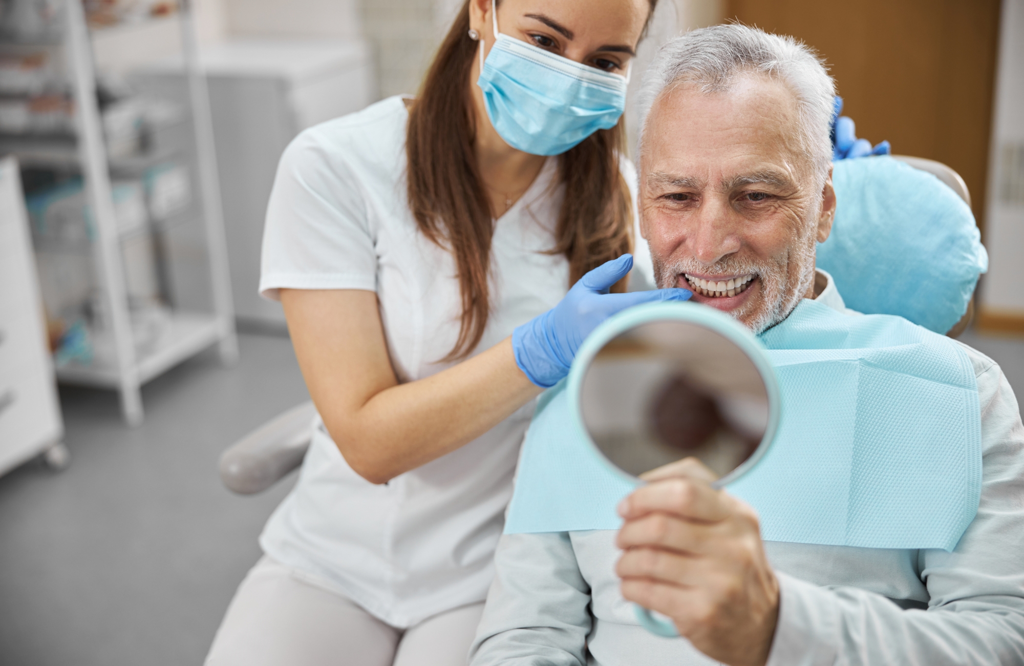 Beneficios de los Implantes Dentales para Personas Mayores