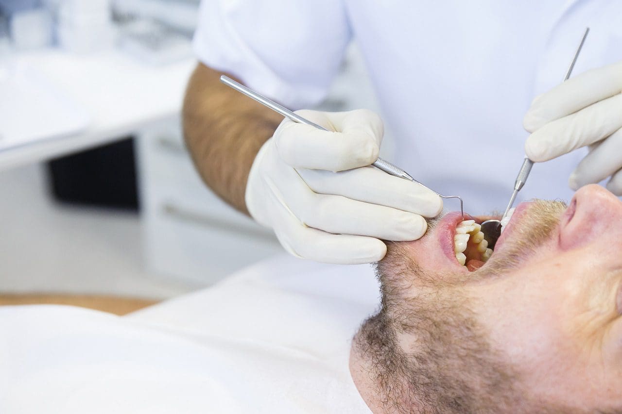 Paciente en consultorio dental en chequeo regular para evitar enfermedad de las encias