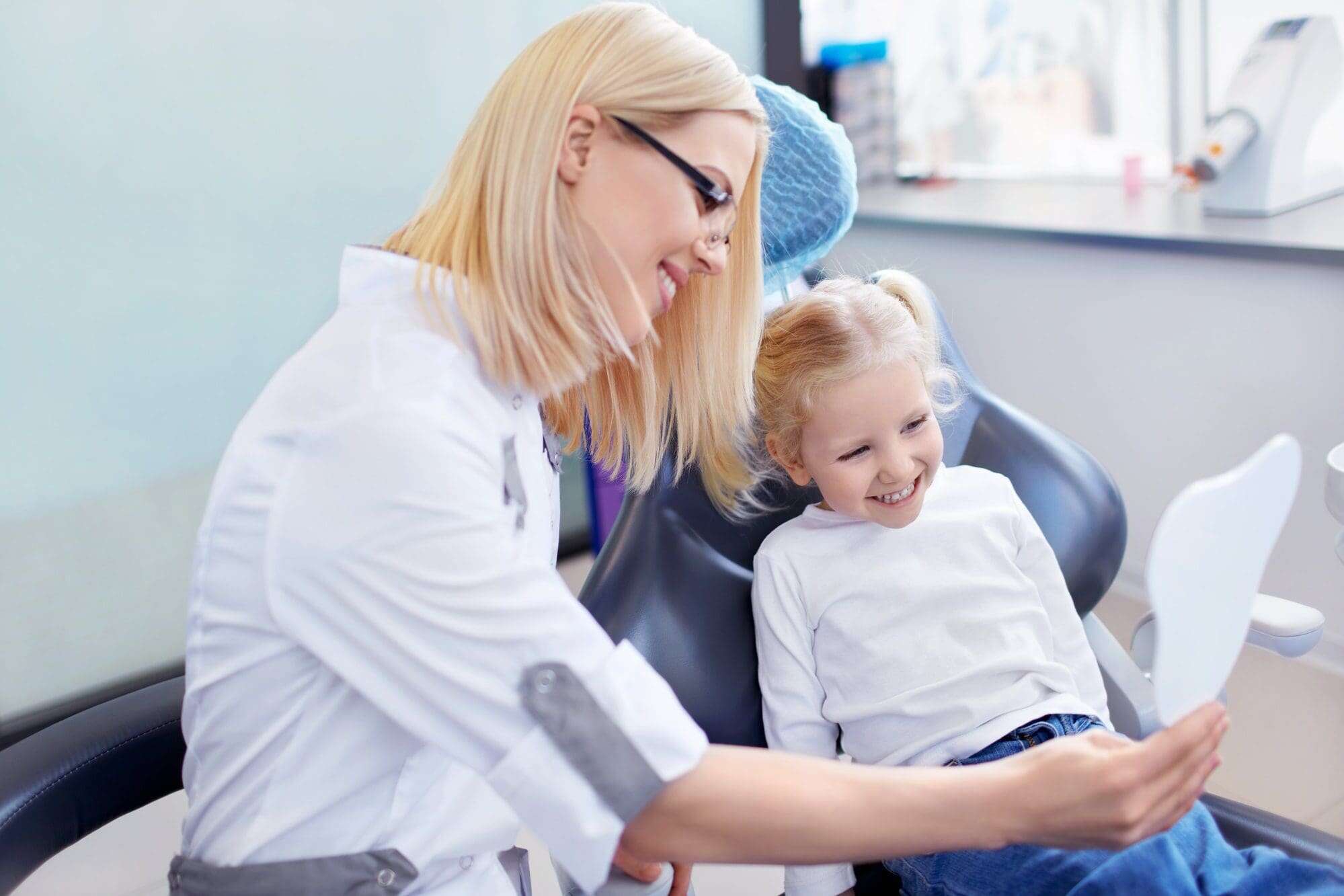 dentista y nina dentista y nina - tratamiento dental para niños