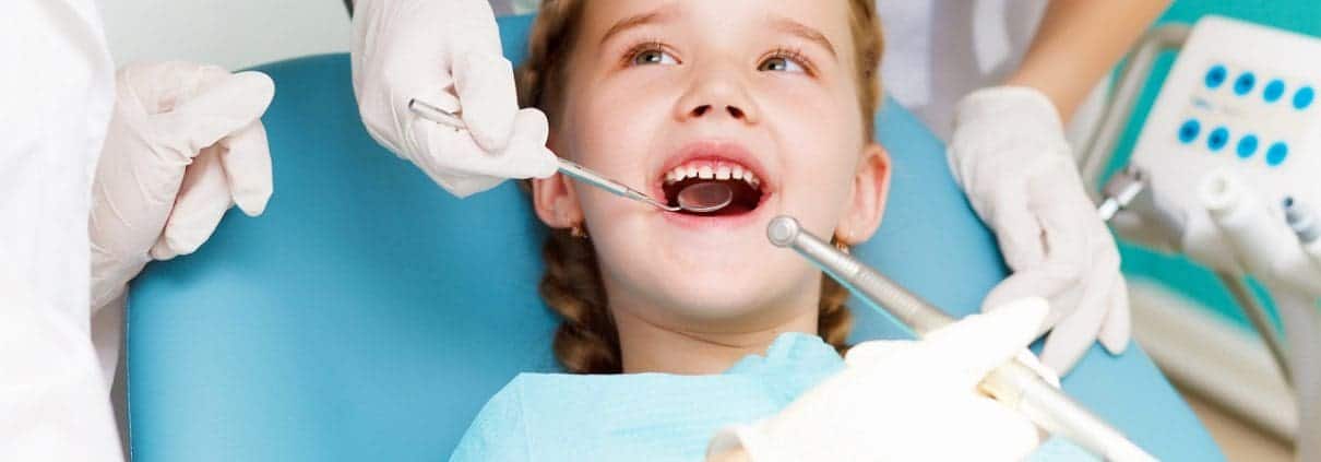 Tratamiento dental para niños 1 niña visitando dentista - tratamiento dental para niños