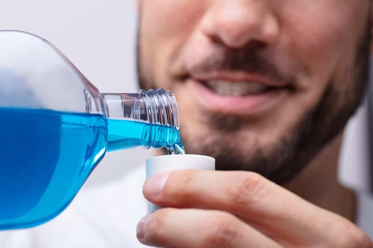 Los enjuagues bucales refrescan temporalmente el aliento