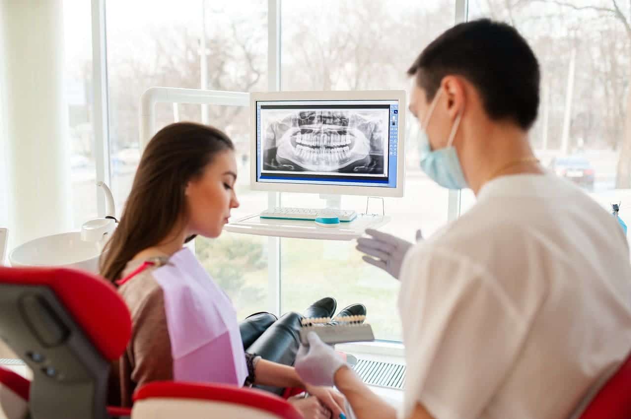implantes dentales analizando color diente