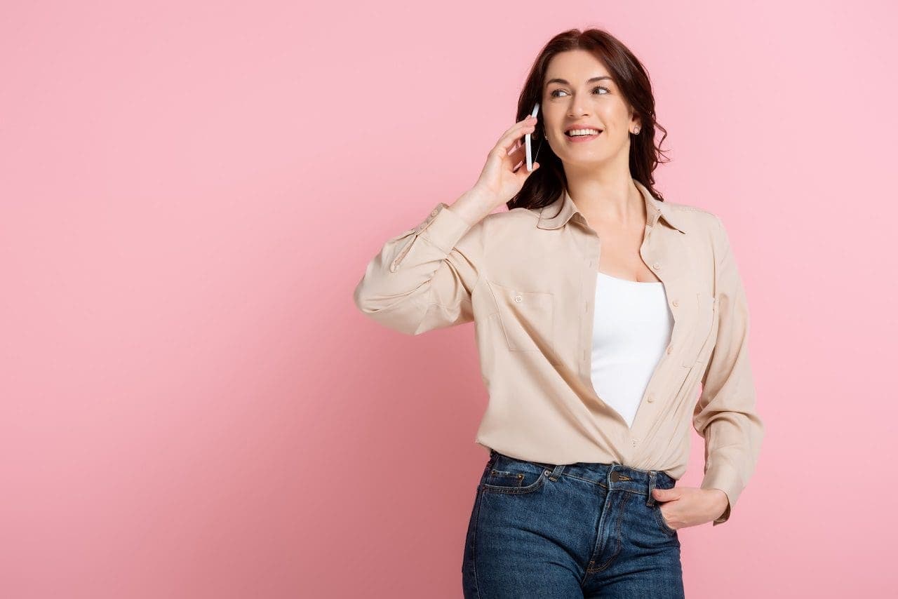 mujer llamando a la clinica dental para pedir cita - blanqueamiento dental en alicante