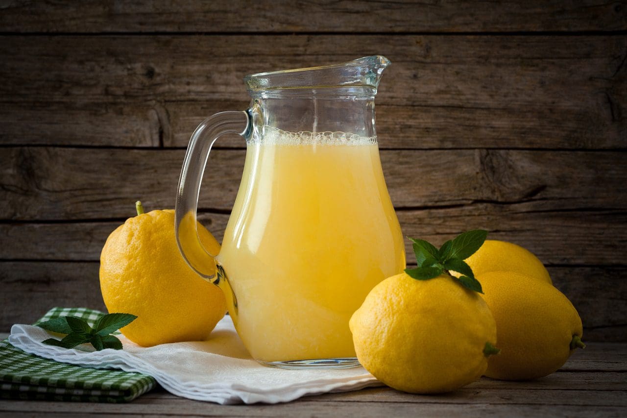 Limonada y limones - alimentos que manchan los dientes