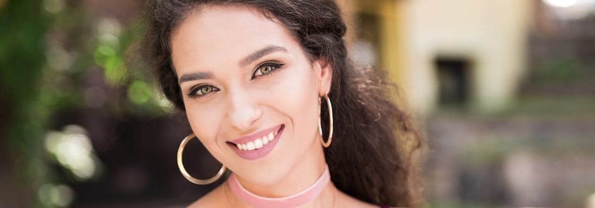 estética dental mujer sonriendo con sonrisa perfecta - tratamientos de estetica dental