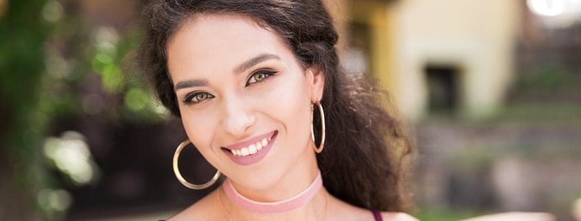estética dental mujer sonriendo con sonrisa perfecta - tratamientos de estetica dental