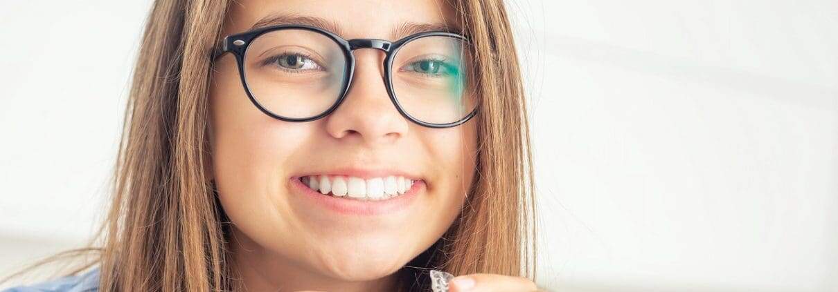 Mitos de la Ortodoncia Invisible 1 Chica joven con aparatos dentales invisibles