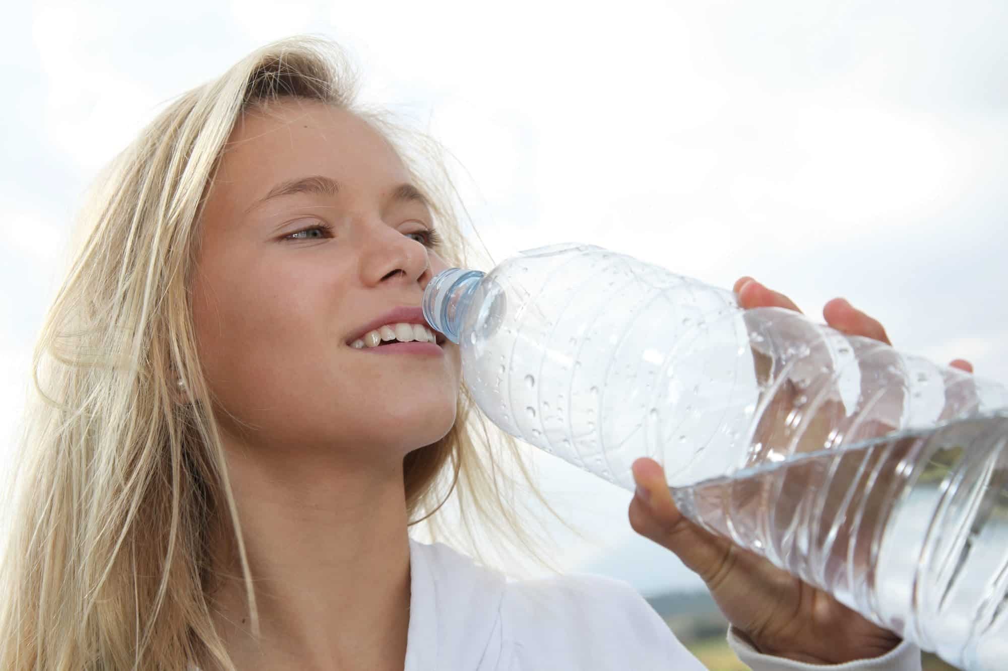 Beber agua embotellada