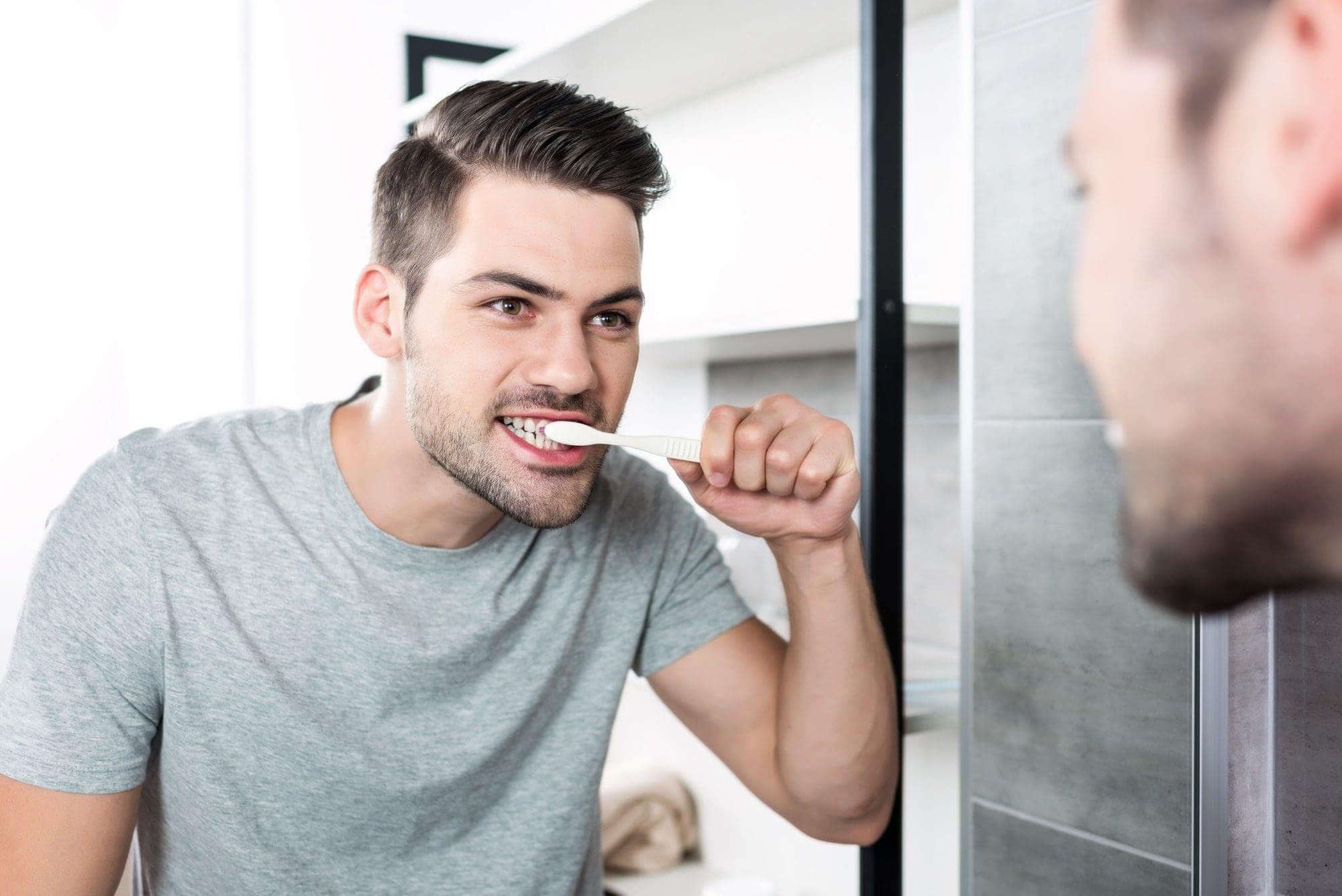 Cepillarse los dientes con demasiada fuerza