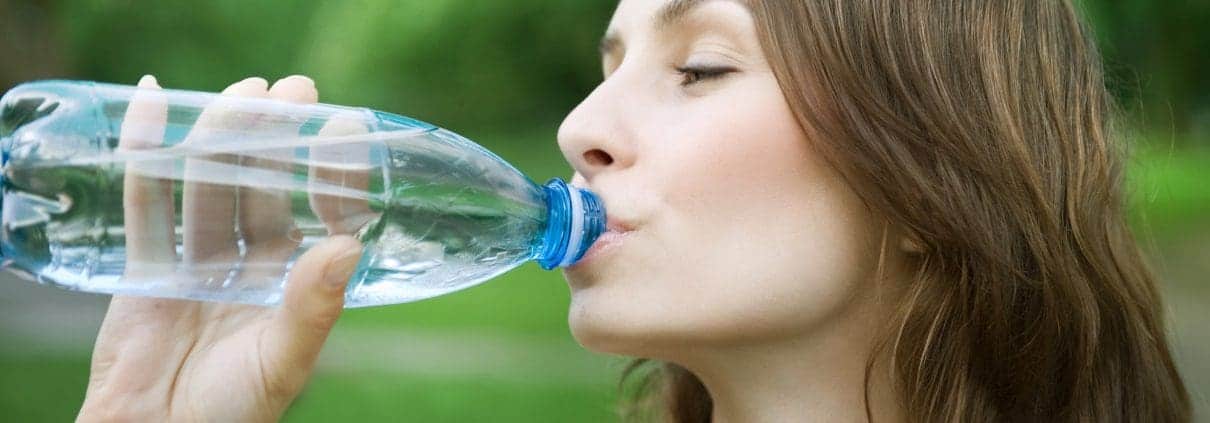 Estas 4 cosas dañan los dientes y seguro que no lo sabías 1 beber agua embotellada puede afectar a los dientes - cosas que dañan los dientes