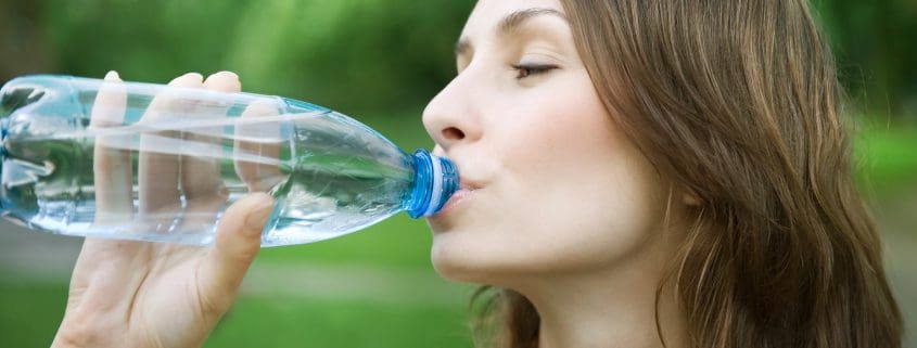 beber agua embotellada puede afectar a los dientes - cosas que dañan los dientes