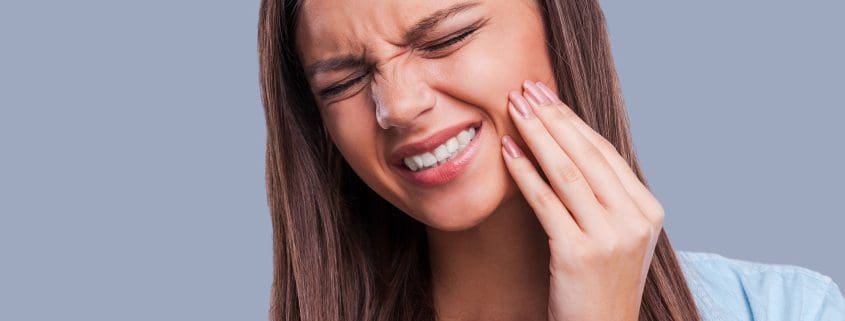 ¿Debo ir al dentista durante el confinamiento? 1 Mujer que sufre de dolor de muelas - ir al dentista durante el confinamiento