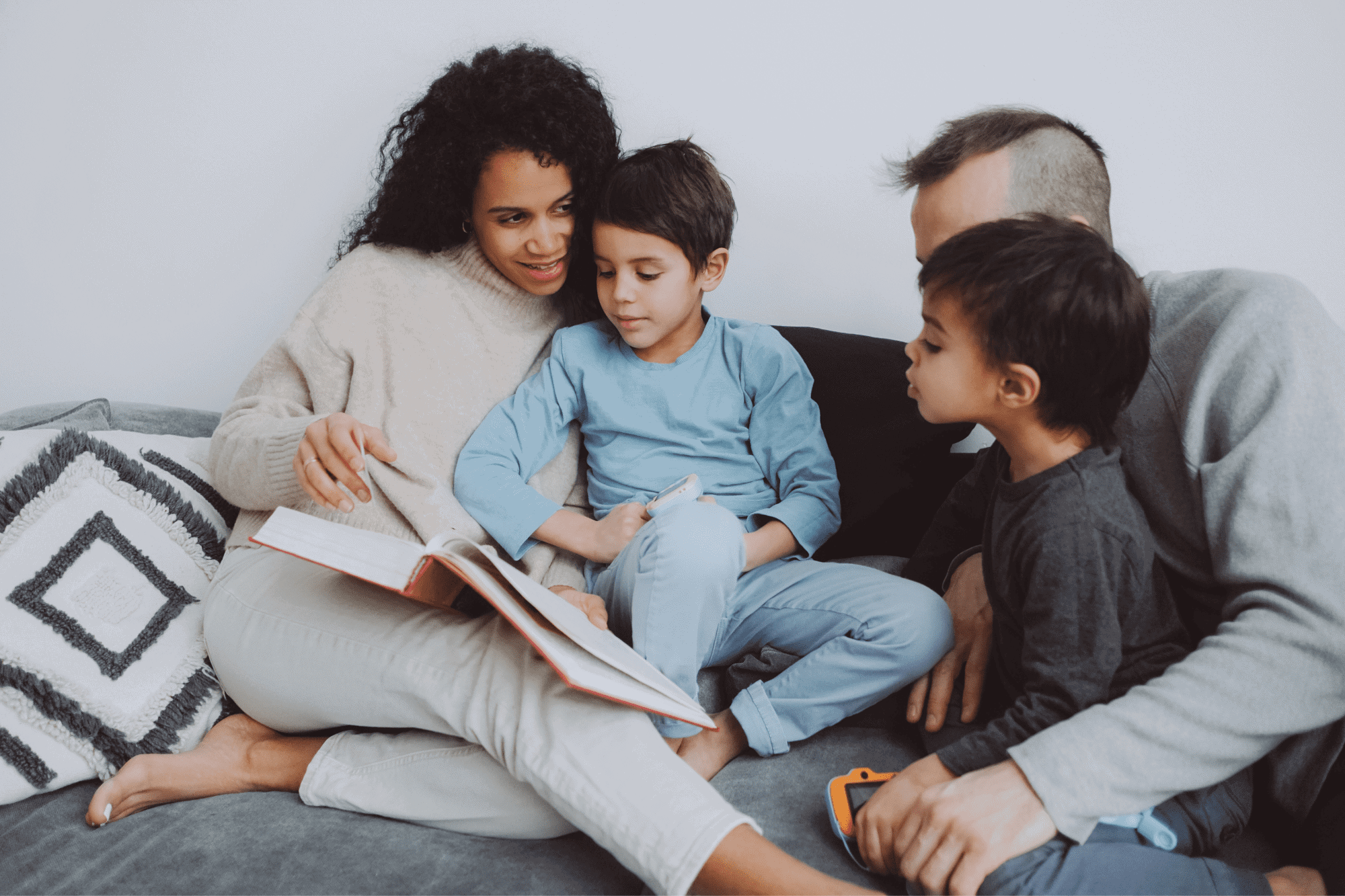 padres leyendo con sus hijos