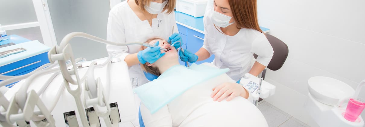 embarazada en clínica dental - problemas dentales durante el embarazo