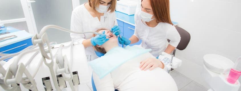Problemas dentales durante el embarazo 18 embarazada en clínica dental - problemas dentales durante el embarazo