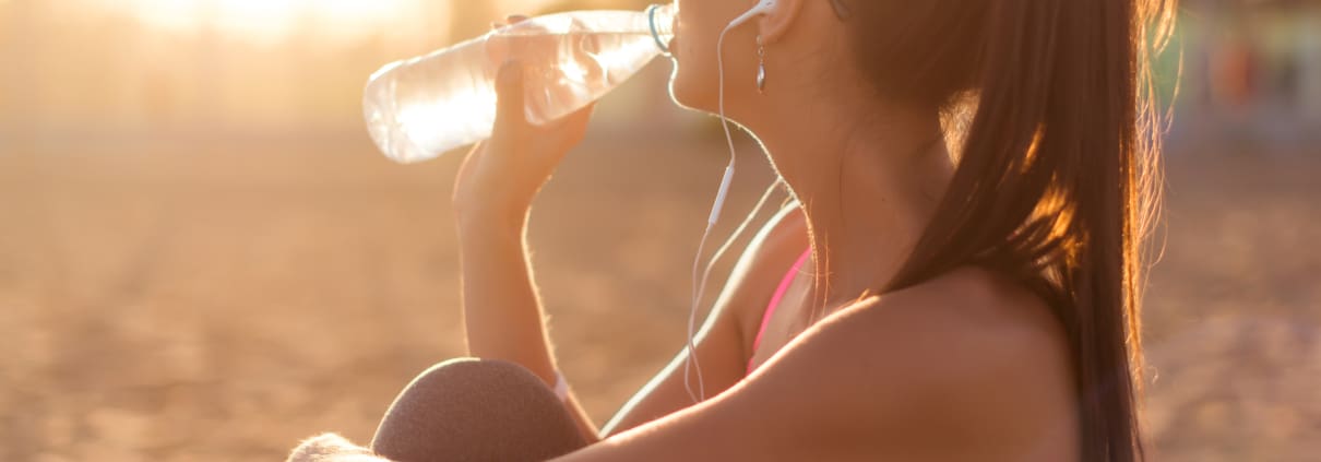 beber mucha agua para el mal aliento - como eliminar el mal aliento