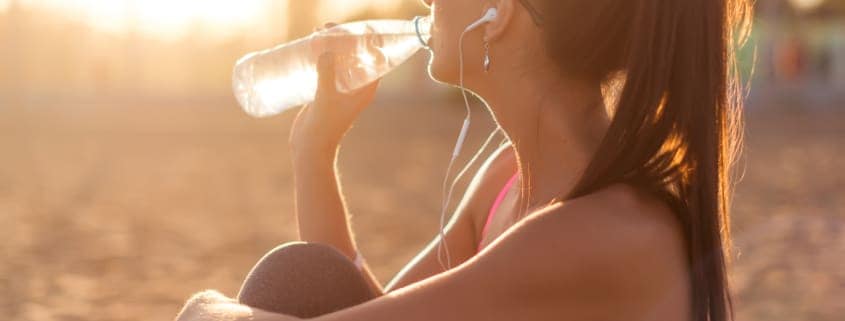 beber mucha agua para el mal aliento - como eliminar el mal aliento