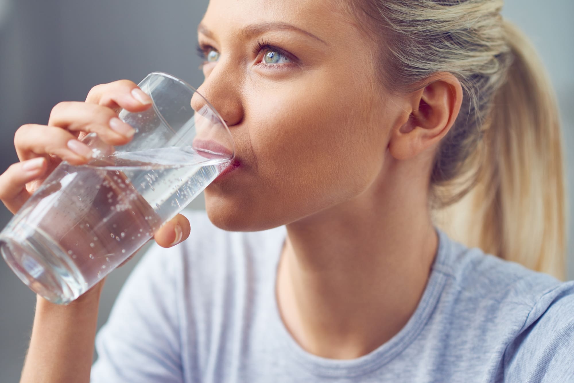 beber mucha agua - como eliminar el mal aliento