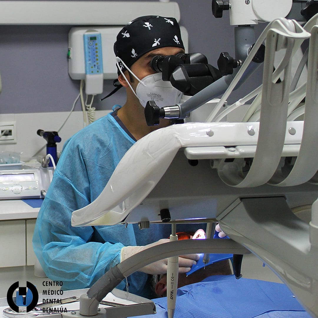 estudio dental mediante microscopio en clinica dental benalua