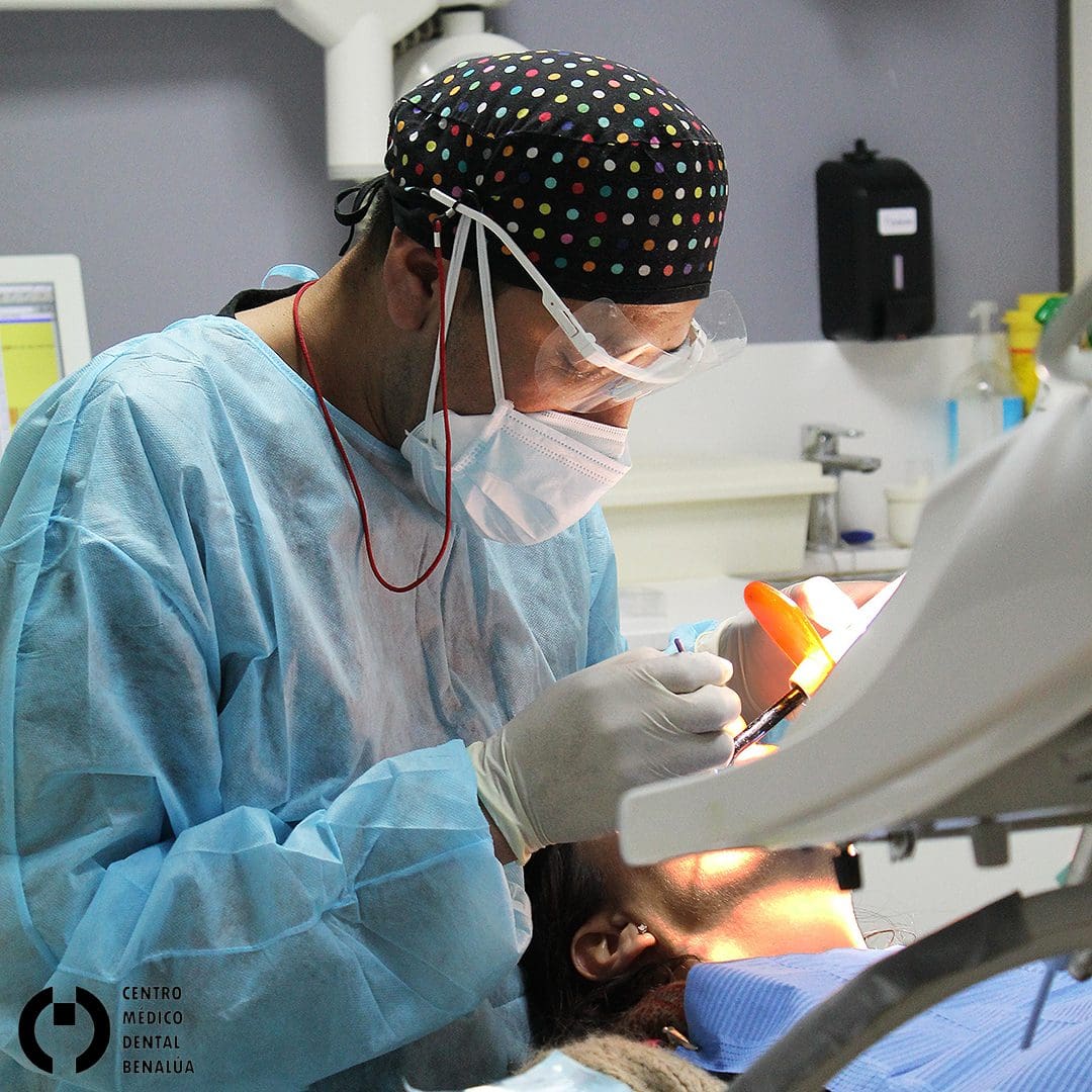 trabajador en clinica dental benalua
