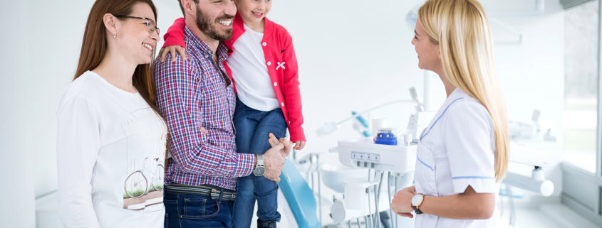¿Por qué es importante una primera visita al dentista? Todo lo que necesitas saber 16 Primera visita al dentista