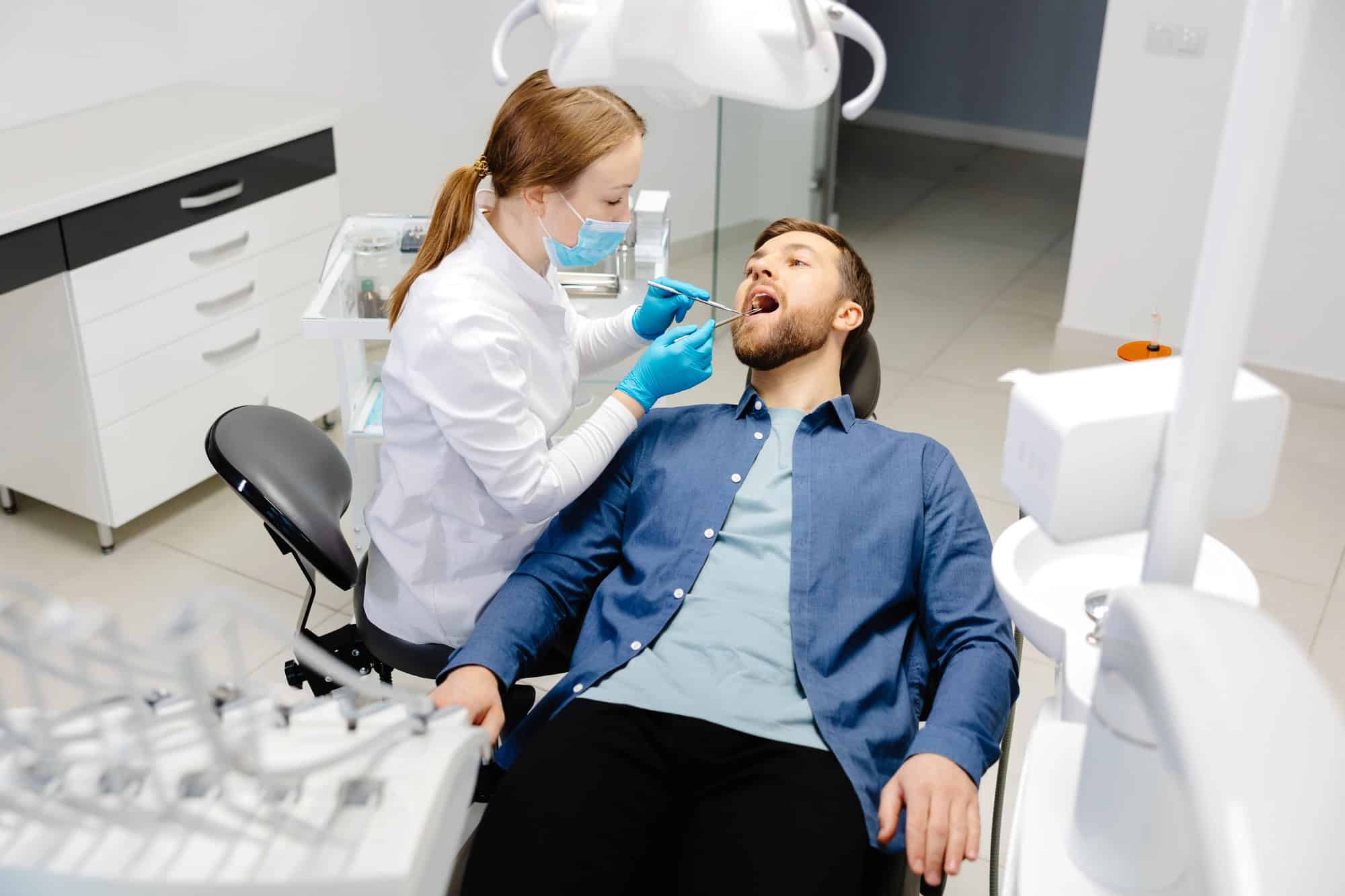 ¿Por qué es importante una primera visita al dentista? Todo lo que necesitas saber 17 Revisión exhaustiva de tu boca