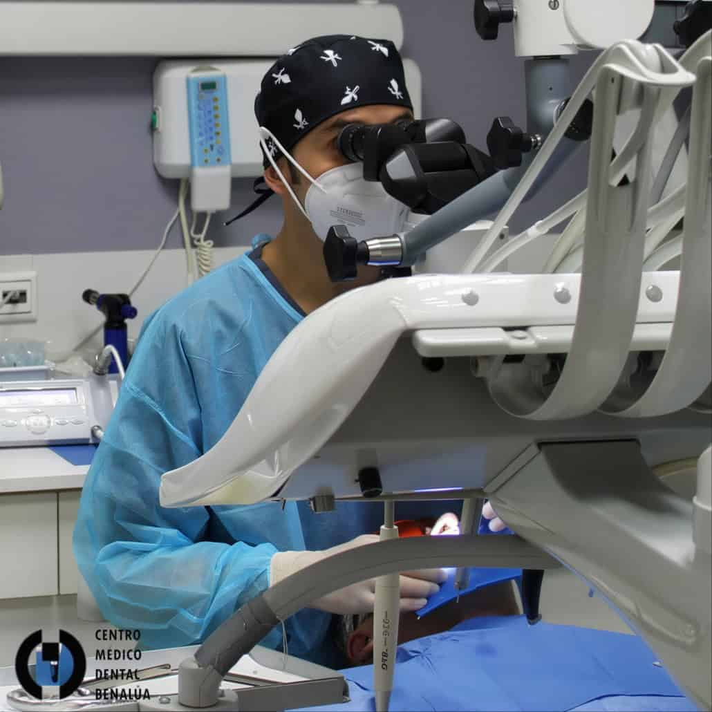 estudio dental mediante microscopio en clinica dental benalua 450x450 LE upscale prime light ai 30