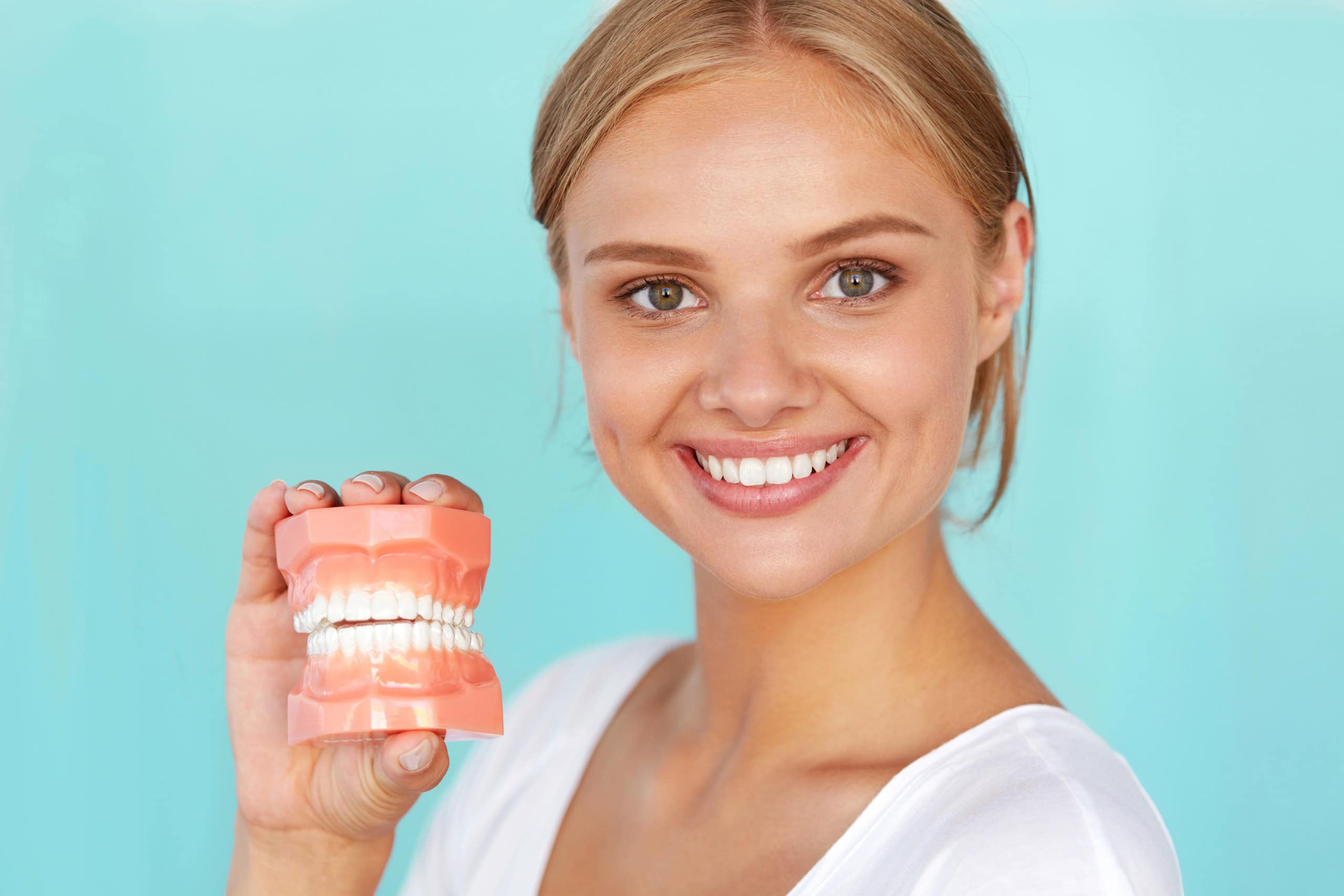 Paciente con sonrisa perfecta tras carga inmediata en Clínica Dental Benalúa Alicante
