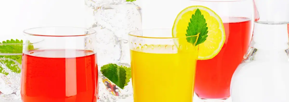 Zumos, refrescos y bebidas con cítricos: bebidas ácidas que pueden desgastar el esmalte dental