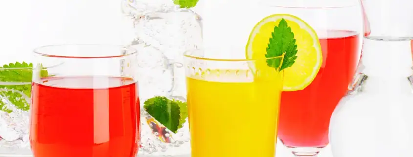 Estas 4 cosas dañan los dientes y seguro que no lo sabías 11 Zumos, refrescos y bebidas con cítricos: bebidas ácidas que pueden desgastar el esmalte dental