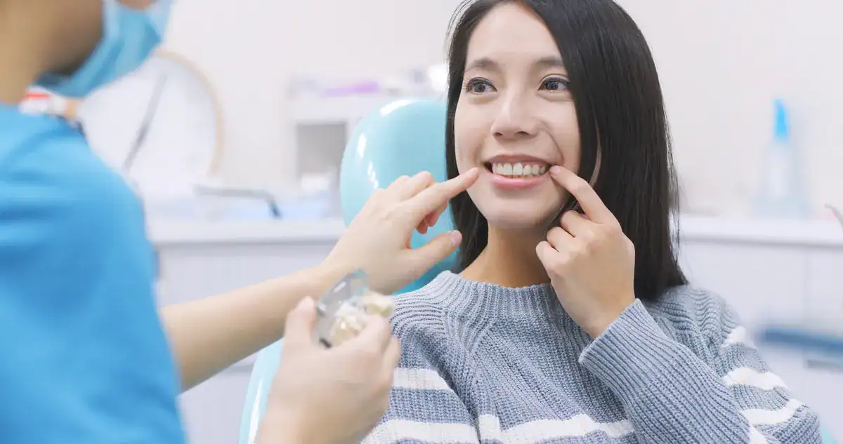 Paciente sonriendo en la consulta antes de valorar un blanqueamiento dental