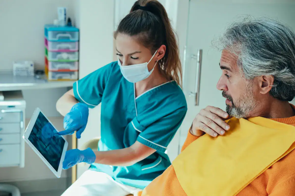 Dentista explicando una radiografía dental a un paciente