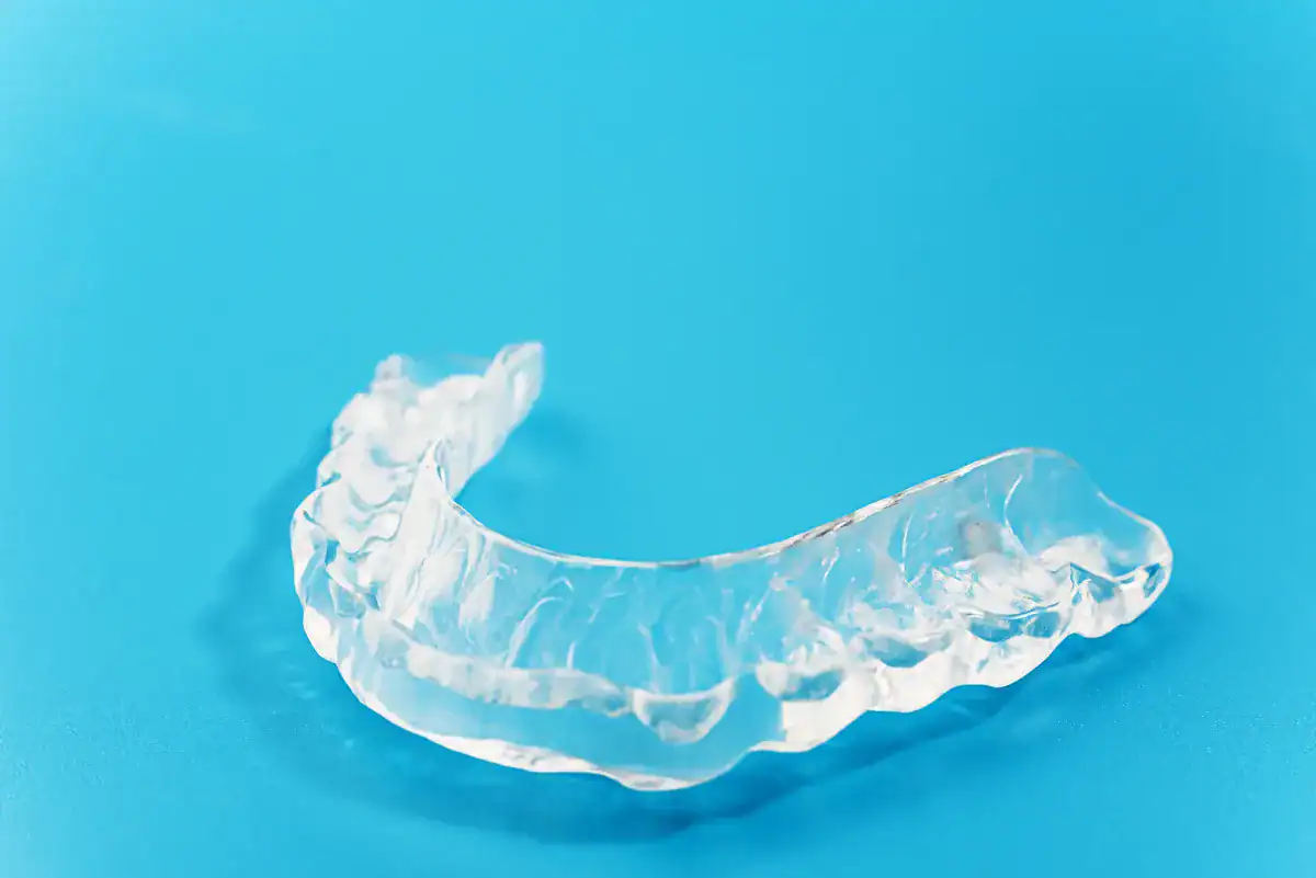 Férula de descarga transparente para proteger los dientes del bruxismo