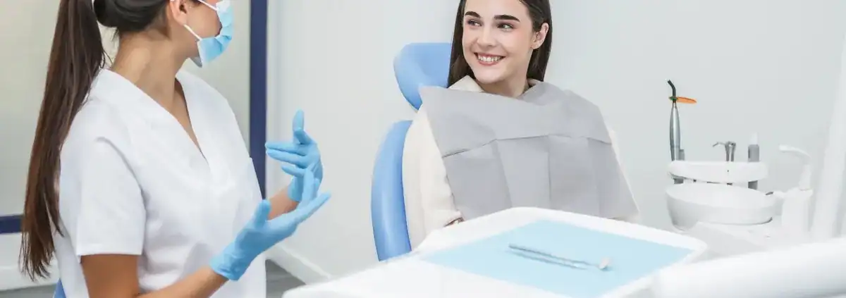 Manejo del Miedo al Dentista: Estrategias para una Visita Sin Estrés 1 Paciente tranquila conversando con su dentista antes del tratamiento