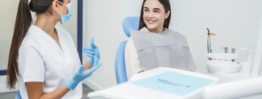 Paciente tranquila conversando con su dentista antes del tratamiento