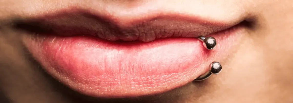 Mitos y verdades sobre el uso de piercings bucales 1 Piercing en el labio inferior, uno de los piercings bucales más habituales