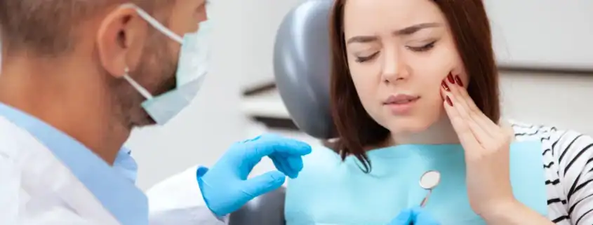 ¿Qué hacer ante una emergencia dental? Guía práctica para el día a día 11 Paciente con dolor de muelas atendida en el sillón dental